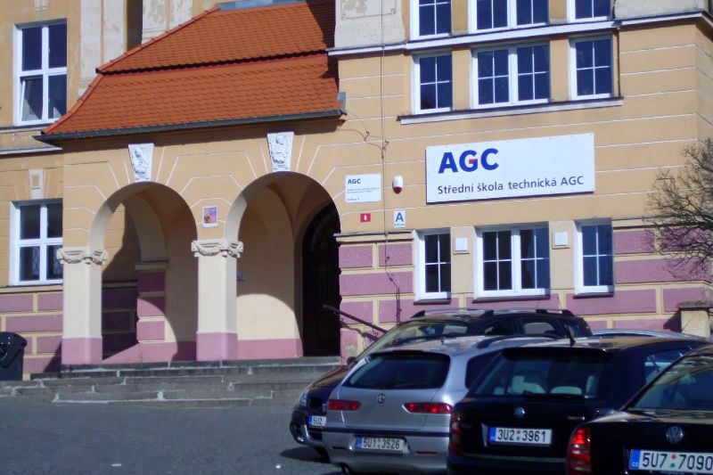 Soubor:Stredni skola AGC vchod.jpg