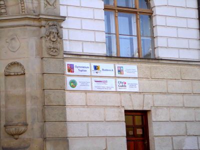 Gymnazium Teplice vchod tabule.jpg