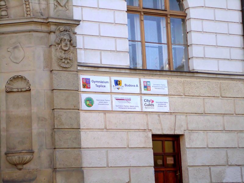 Soubor:Gymnazium Teplice vchod tabule.jpg
