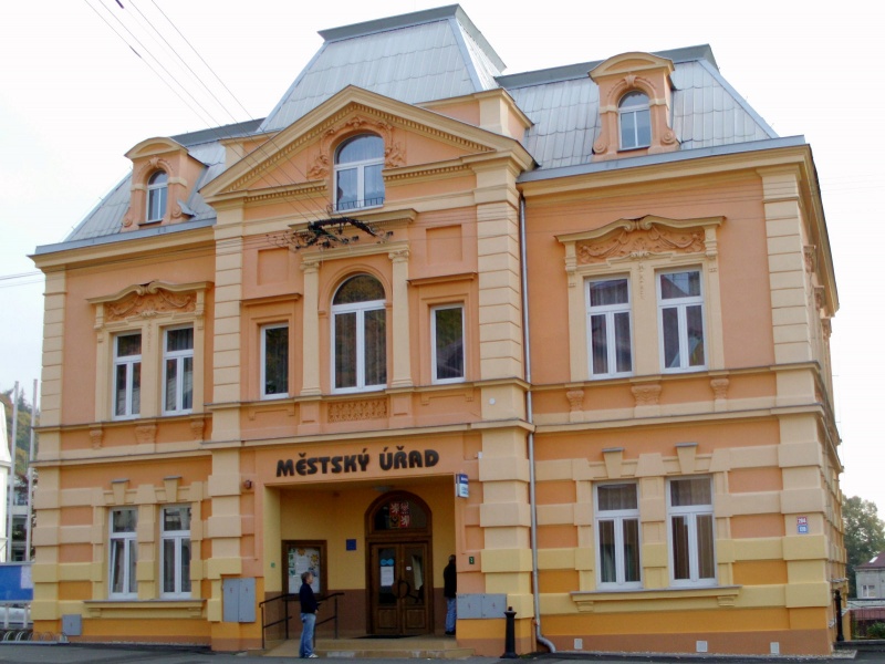 Mestsky urad Dubi.jpg